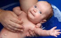 Как купать новорожденного ребенка в первый раз?